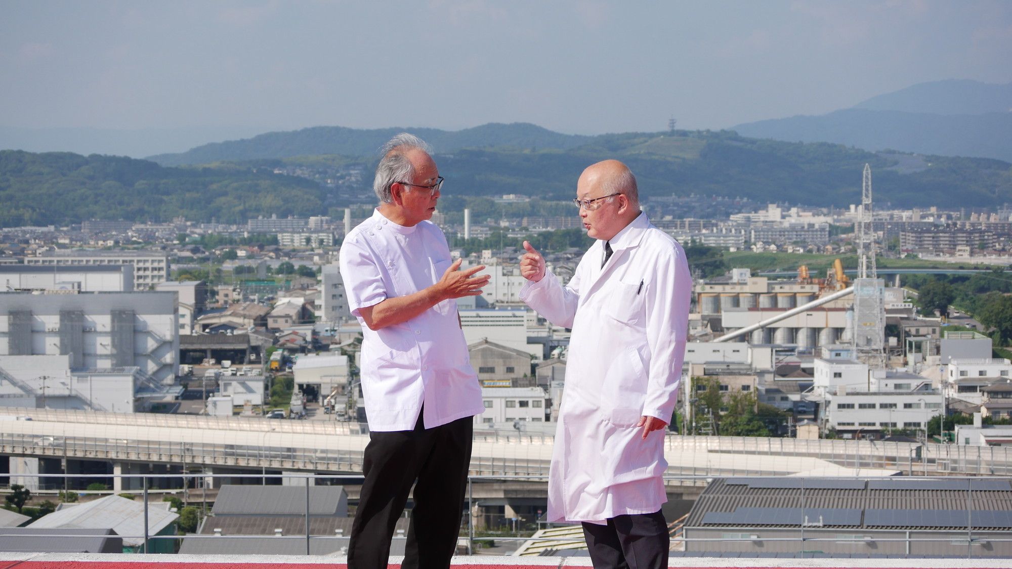 屋上での院長写真