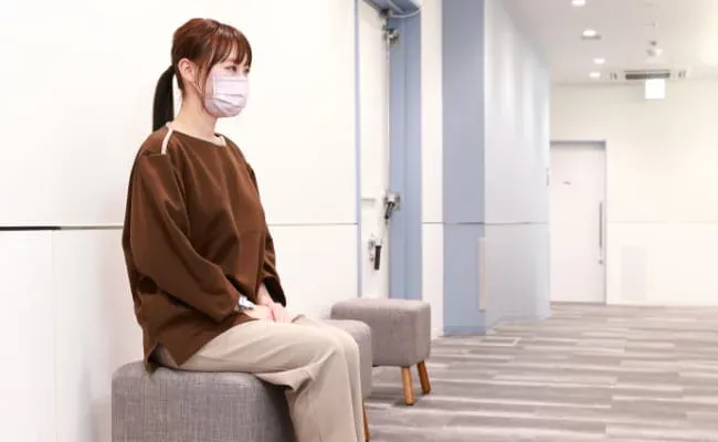 検査着に着替えている写真