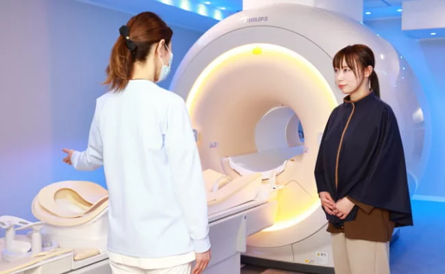 検査説明を受けている人の画像