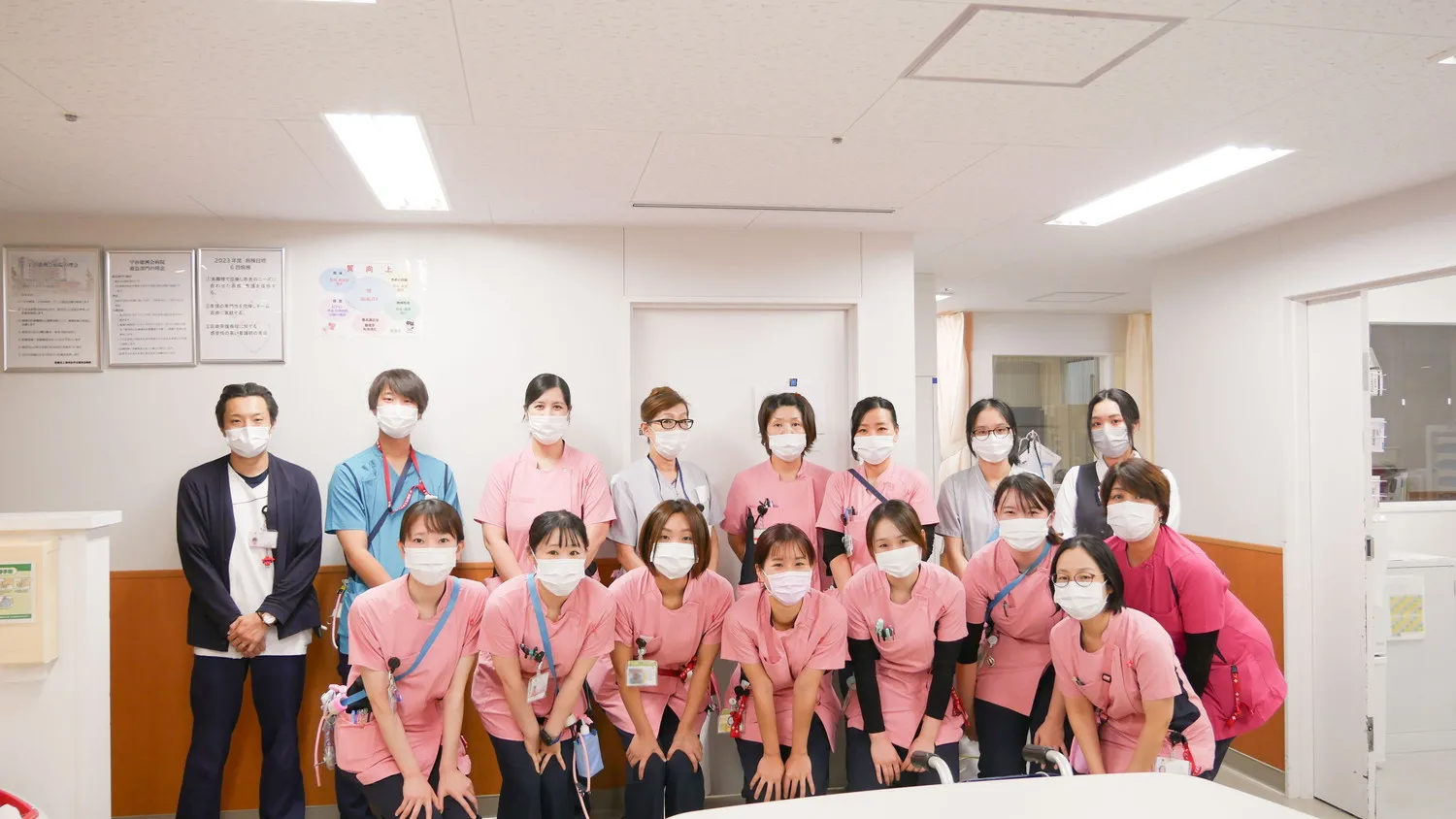 6階西病棟スタッフの集合写真