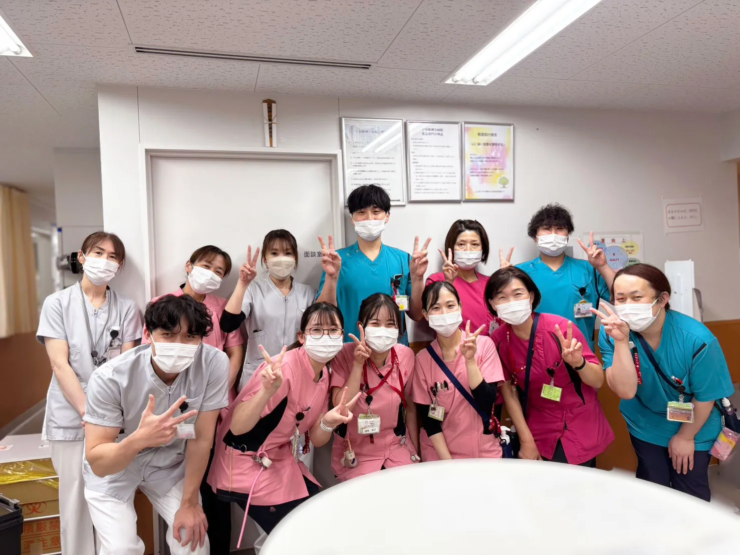 6階東病棟スタッフの集合写真