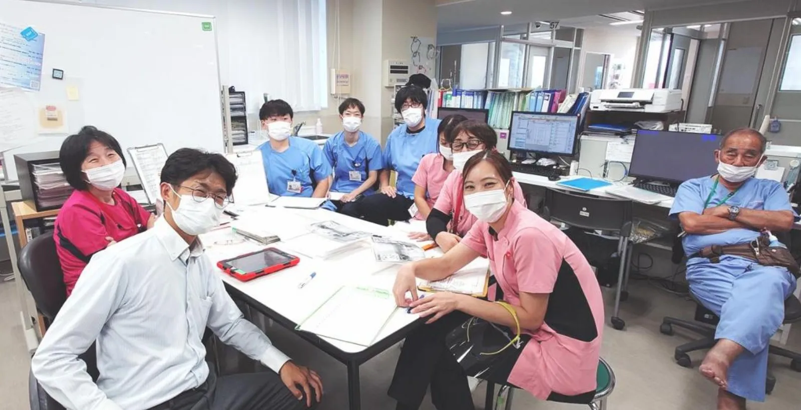 透析センターでの職員集合写真