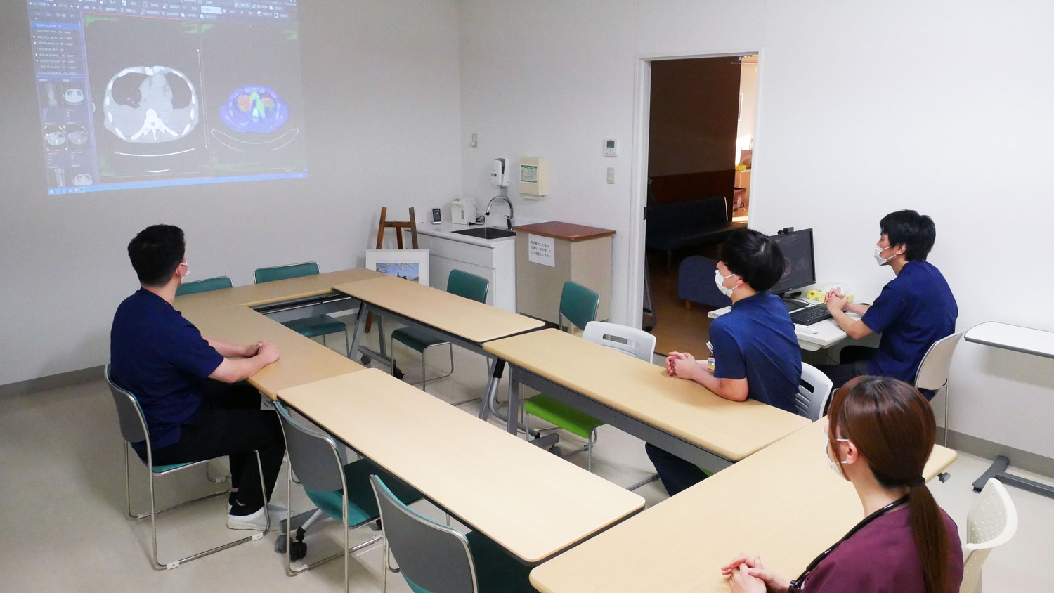 呼吸器内科カンファレンスの様子